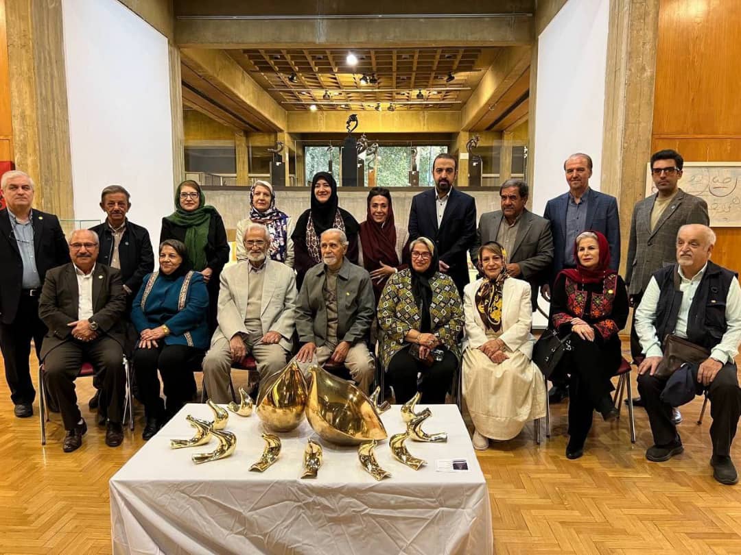 بازدید معاون صنایع دستی وزارت میراث فرهنگی، گردشگری و صنایع دستی از نمایشگاه تجسمی هنرمندان پیشکسوت